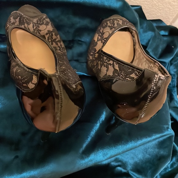 Size 10 black lace Guess heels - Picture 6 of 8